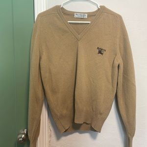 Vintage brown Burberrys lamb wool vneck. Fits a women’s m/l or men’s size 40